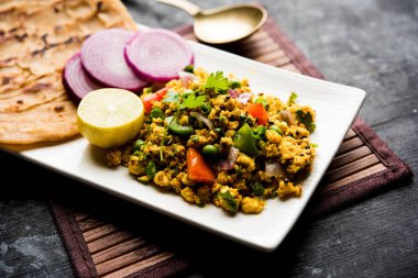 Paneer Bhurji, hafif pütürlü kapış baharatlı ve roti veya laccha paratha, seçici odak ile hizmet