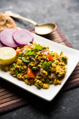 Paneer Bhurji, hafif pütürlü kapış baharatlı ve roti veya laccha paratha, seçici odak ile hizmet