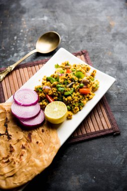 Paneer Bhurji, hafif pütürlü kapış baharatlı ve roti veya laccha paratha, seçici odak ile hizmet