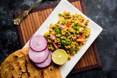 Paneer Bhurji, hafif pütürlü kapış baharatlı ve roti veya laccha paratha, seçici odak ile hizmet