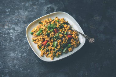 Paneer Bhurji, hafif pütürlü kapış baharatlı ve roti veya laccha paratha, seçici odak ile hizmet
