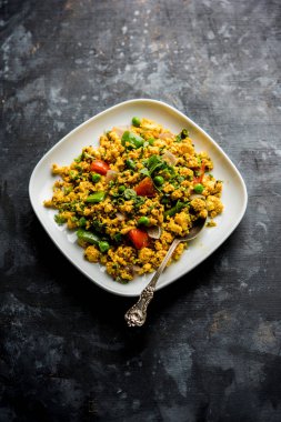 Paneer Bhurji, hafif pütürlü kapış baharatlı ve roti veya laccha paratha, seçici odak ile hizmet