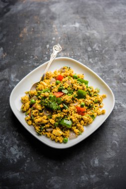 Paneer Bhurji, hafif pütürlü kapış baharatlı ve roti veya laccha paratha, seçici odak ile hizmet