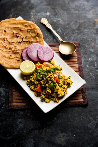 Paneer Bhurji, hafif pütürlü kapış baharatlı ve roti veya laccha paratha, seçici odak ile hizmet