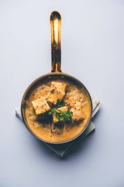 Malai veya achari Paneer içinde kırbaçlanan krem kullanılarak yapılan bir et suyu. bir hizmet tava servis. seçici odak