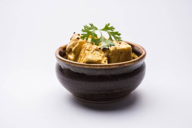 Malai veya achari Paneer içinde kırbaçlanan krem kullanılarak yapılan bir et suyu. bir hizmet tava servis. seçici odak