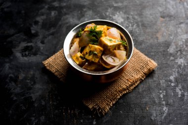 Paneer yapmak Pyaza dolu bir sos soğan süzme peynir küpleri kullanarak bir popüler punjabi vejetaryen reçetedir