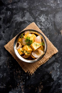 Paneer yapmak Pyaza dolu bir sos soğan süzme peynir küpleri kullanarak bir popüler punjabi vejetaryen reçetedir