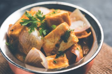 Paneer yapmak Pyaza dolu bir sos soğan süzme peynir küpleri kullanarak bir popüler punjabi vejetaryen reçetedir