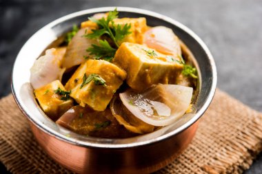 Paneer yapmak Pyaza dolu bir sos soğan süzme peynir küpleri kullanarak bir popüler punjabi vejetaryen reçetedir