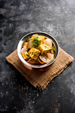 Paneer yapmak Pyaza dolu bir sos soğan süzme peynir küpleri kullanarak bir popüler punjabi vejetaryen reçetedir