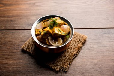 Paneer yapmak Pyaza dolu bir sos soğan süzme peynir küpleri kullanarak bir popüler punjabi vejetaryen reçetedir