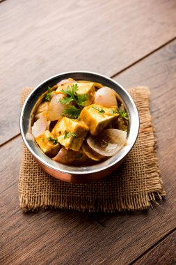 Paneer yapmak Pyaza dolu bir sos soğan süzme peynir küpleri kullanarak bir popüler punjabi vejetaryen reçetedir