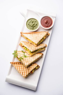 Paneer bhurji sandviç, taze domates ketçap ve yeşil nane Hint turşusu ile yazlık cheese.served ile yapılan bir lezzetli paneer dayalı yemektir. seçici odak