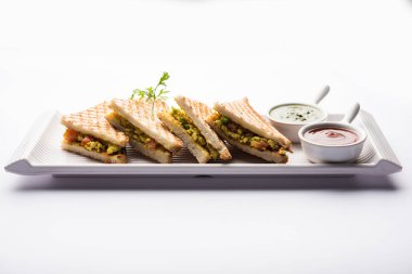 Paneer bhurji sandviç, taze domates ketçap ve yeşil nane Hint turşusu ile yazlık cheese.served ile yapılan bir lezzetli paneer dayalı yemektir. seçici odak