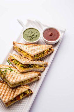 Paneer bhurji sandviç, taze domates ketçap ve yeşil nane Hint turşusu ile yazlık cheese.served ile yapılan bir lezzetli paneer dayalı yemektir. seçici odak