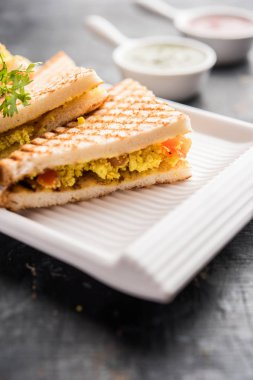 Paneer bhurji sandviç, taze domates ketçap ve yeşil nane Hint turşusu ile yazlık cheese.served ile yapılan bir lezzetli paneer dayalı yemektir. seçici odak