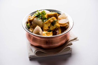 Paneer yapmak Pyaza dolu bir sos soğan süzme peynir küpleri kullanarak bir popüler punjabi vejetaryen reçetedir