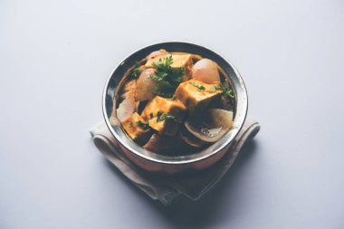 Paneer yapmak Pyaza dolu bir sos soğan süzme peynir küpleri kullanarak bir popüler punjabi vejetaryen reçetedir