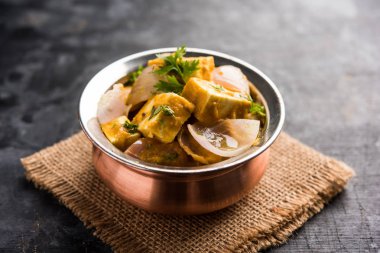 Paneer yapmak Pyaza dolu bir sos soğan süzme peynir küpleri kullanarak bir popüler punjabi vejetaryen reçetedir