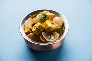 Paneer yapmak Pyaza dolu bir sos soğan süzme peynir küpleri kullanarak bir popüler punjabi vejetaryen reçetedir