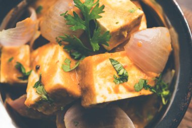 Paneer yapmak Pyaza dolu bir sos soğan süzme peynir küpleri kullanarak bir popüler punjabi vejetaryen reçetedir