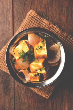 Paneer yapmak Pyaza dolu bir sos soğan süzme peynir küpleri kullanarak bir popüler punjabi vejetaryen reçetedir