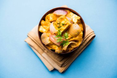 Paneer yapmak Pyaza dolu bir sos soğan süzme peynir küpleri kullanarak bir popüler punjabi vejetaryen reçetedir