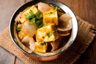 Paneer yapmak Pyaza dolu bir sos soğan süzme peynir küpleri kullanarak bir popüler punjabi vejetaryen reçetedir