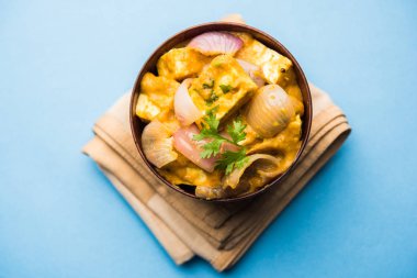 Paneer yapmak Pyaza dolu bir sos soğan süzme peynir küpleri kullanarak bir popüler punjabi vejetaryen reçetedir