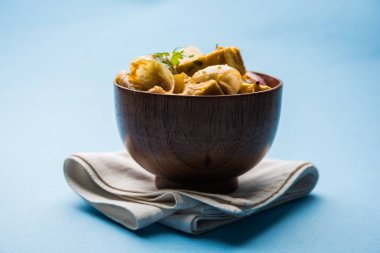 Paneer yapmak Pyaza dolu bir sos soğan süzme peynir küpleri kullanarak bir popüler punjabi vejetaryen reçetedir