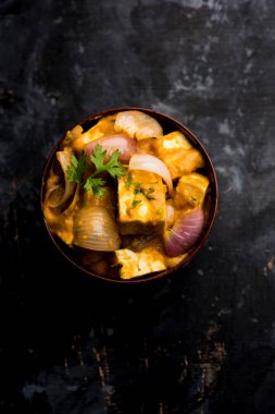 Paneer yapmak Pyaza dolu bir sos soğan süzme peynir küpleri kullanarak bir popüler punjabi vejetaryen reçetedir