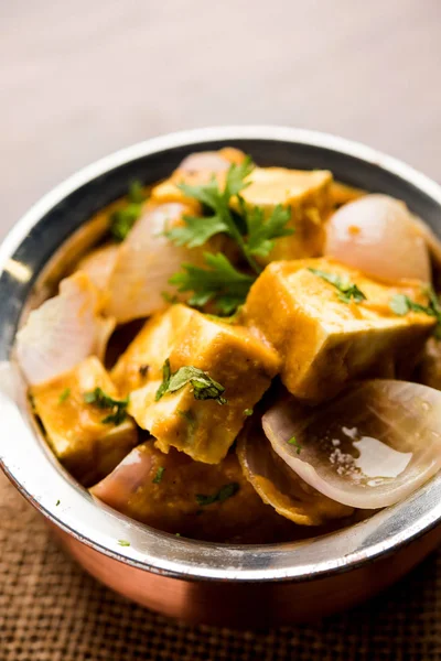 Paneer Pyaza 是一个受欢迎的旁遮普素食食谱使用的山寨奶酪立方体与大量的洋葱在肉汁 — 图库照片