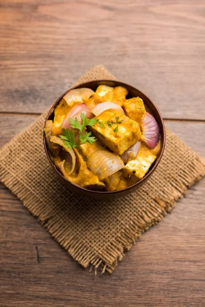 パニールを行う Pyaza がたっぷりの肉汁にタマネギのカッテージ チーズのキューブを使用して人気のあるパンジャブの菜食主義のレシピ — ストック写真