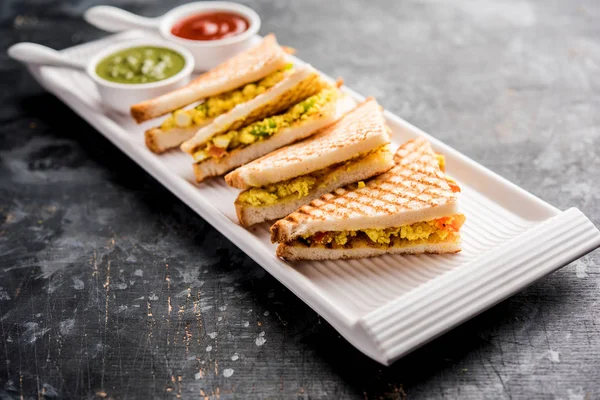 Paneer bhurji sandviç, taze domates ketçap ve yeşil nane Hint turşusu ile yazlık cheese.served ile yapılan bir lezzetli paneer dayalı yemektir. seçici odak