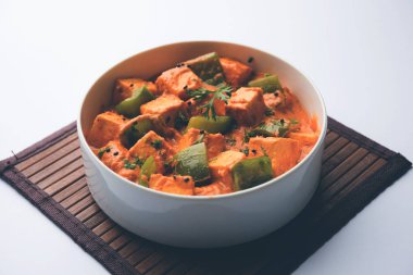 Malai veya achari Paneer içinde kırmızı et suyu ve yeşil biber kullanılarak yapılan bir et suyu. bir kasede servis. seçici odak