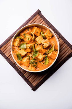 Malai veya achari Paneer içinde kırmızı et suyu ve yeşil biber kullanılarak yapılan bir et suyu. bir kasede servis. seçici odak