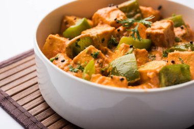 Malai veya achari Paneer içinde kırmızı et suyu ve yeşil biber kullanılarak yapılan bir et suyu. bir kasede servis. seçici odak