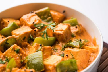 Malai veya achari Paneer içinde kırmızı et suyu ve yeşil biber kullanılarak yapılan bir et suyu. bir kasede servis. seçici odak