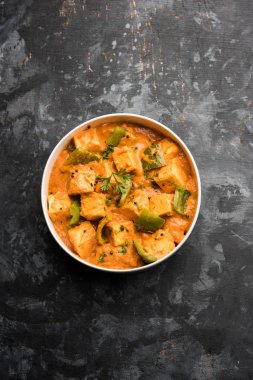 Malai veya achari Paneer içinde kırmızı et suyu ve yeşil biber kullanılarak yapılan bir et suyu. bir kasede servis. seçici odak