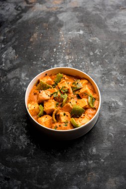 Malai veya achari Paneer içinde kırmızı et suyu ve yeşil biber kullanılarak yapılan bir et suyu. bir kasede servis. seçici odak