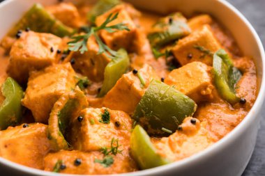 Malai veya achari Paneer içinde kırmızı et suyu ve yeşil biber kullanılarak yapılan bir et suyu. bir kasede servis. seçici odak