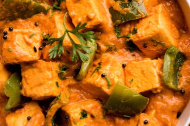 Malai veya achari Paneer içinde kırmızı et suyu ve yeşil biber kullanılarak yapılan bir et suyu. bir kasede servis. seçici odak