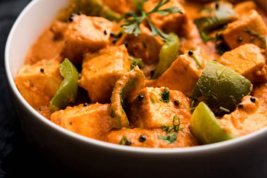 Malai veya achari Paneer içinde kırmızı et suyu ve yeşil biber kullanılarak yapılan bir et suyu. bir kasede servis. seçici odak