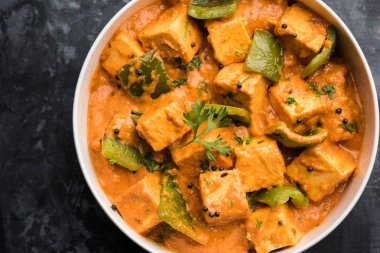 Malai veya achari Paneer içinde kırmızı et suyu ve yeşil biber kullanılarak yapılan bir et suyu. bir kasede servis. seçici odak