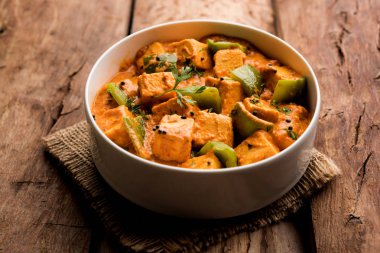 Malai veya achari Paneer içinde kırmızı et suyu ve yeşil biber kullanılarak yapılan bir et suyu. bir kasede servis. seçici odak