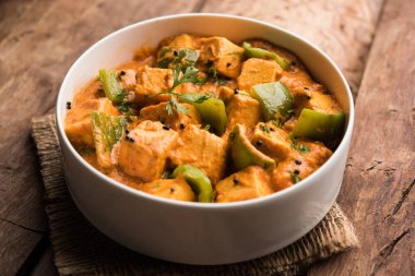 Malai veya achari Paneer içinde kırmızı et suyu ve yeşil biber kullanılarak yapılan bir et suyu. bir kasede servis. seçici odak