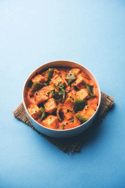 Malai veya achari Paneer içinde kırmızı et suyu ve yeşil biber kullanılarak yapılan bir et suyu. bir kasede servis. seçici odak