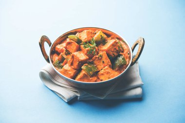 Malai veya achari Paneer içinde kırmızı et suyu ve yeşil biber kullanılarak yapılan bir et suyu. bir kasede servis. seçici odak