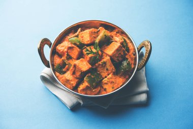 Malai veya achari Paneer içinde kırmızı et suyu ve yeşil biber kullanılarak yapılan bir et suyu. bir kasede servis. seçici odak